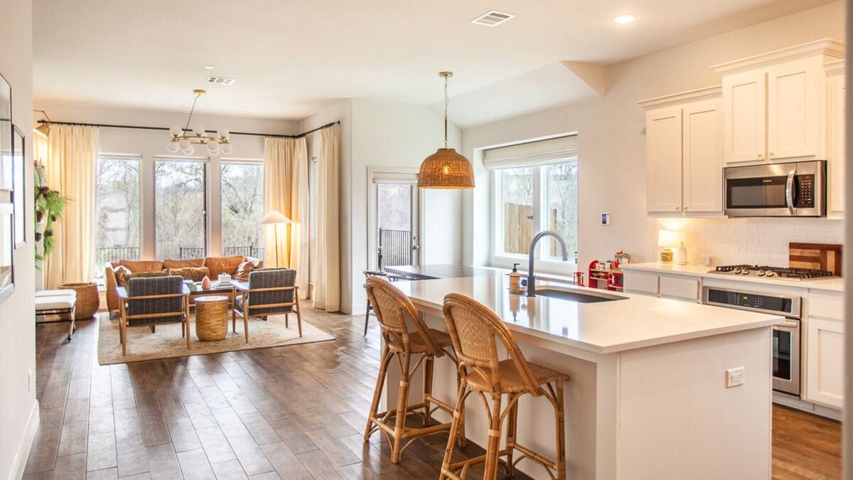 Benbrook House | New Farmhouse-Modern Home Close to Everything and pet friendly!
