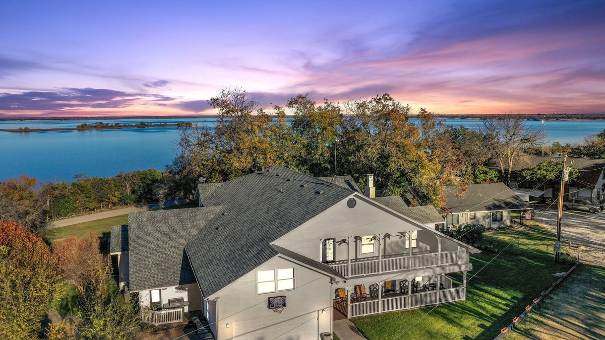 Lake Whitney House | New Fire Pit Area, Walk to Water, Pac-Man Game