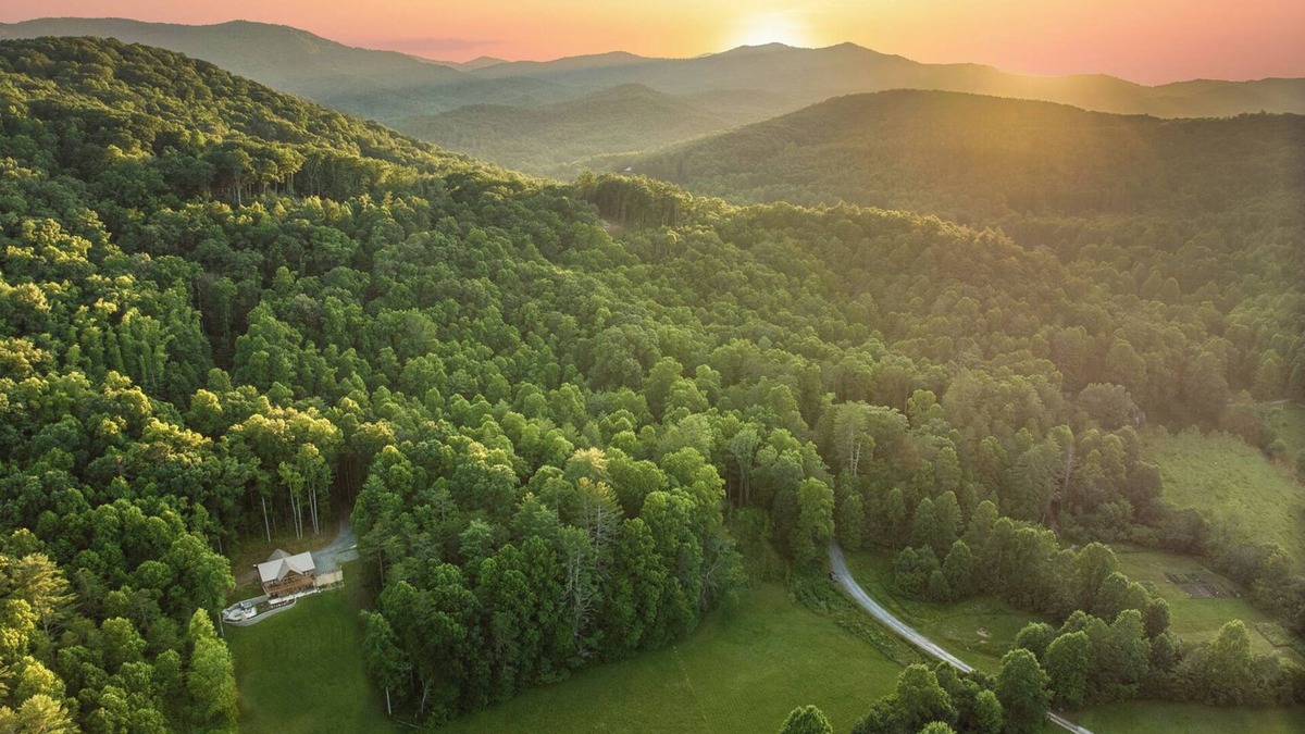 Epworth Cabin | NEW! - Fish the CREEK/Mountain VIEWS/mini-GOLF/hot tub/3 acres/Dog friendly