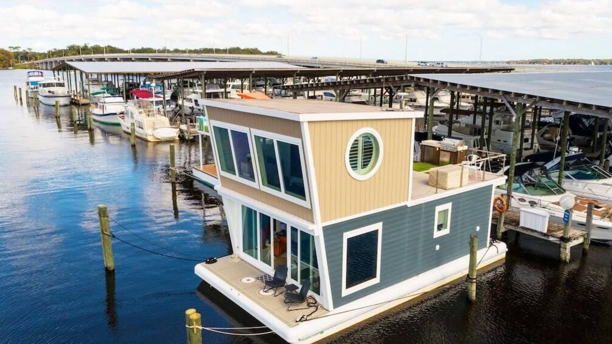 Fleming Island Boat Rental | New Floating Luxury: Unique Houseboat Retreat