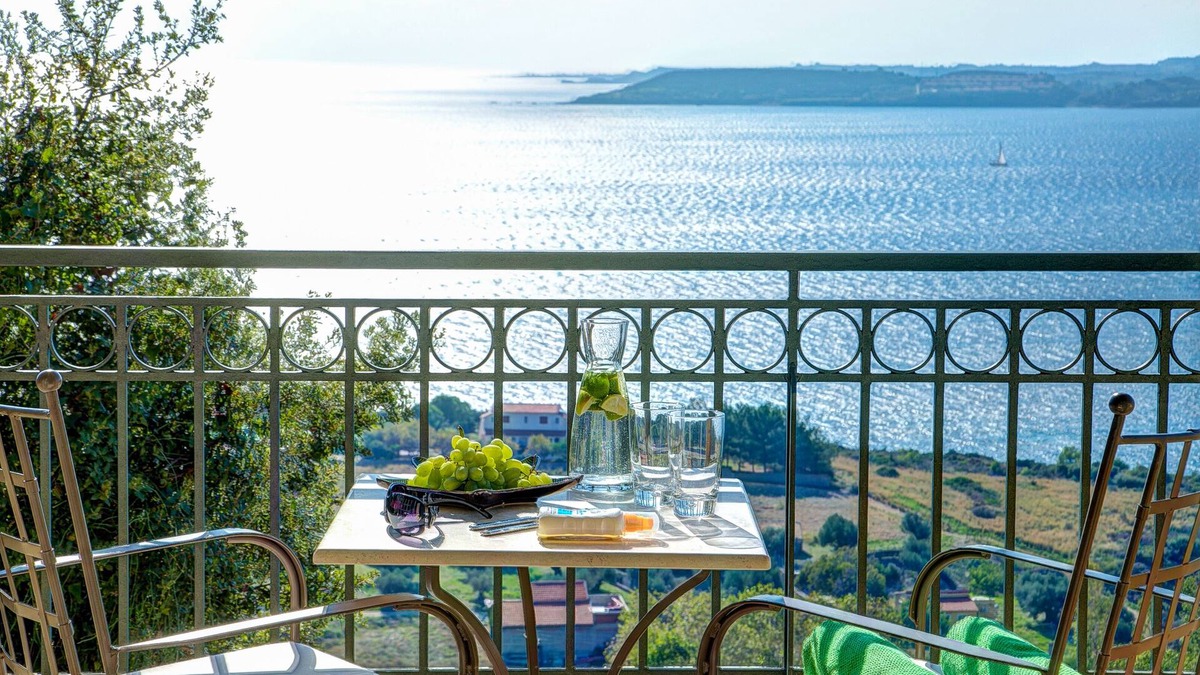 Kefalonia Apartment | *NEW FOR 2016 * Superb 1 bedroom King Suite walking distance to town and beach.
