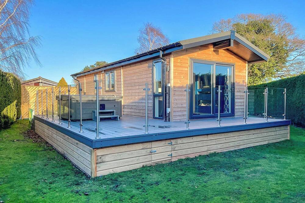 Scawton Ski Chalet | New for 2022. Fabulous one bedroom lodge with super king-size bed.