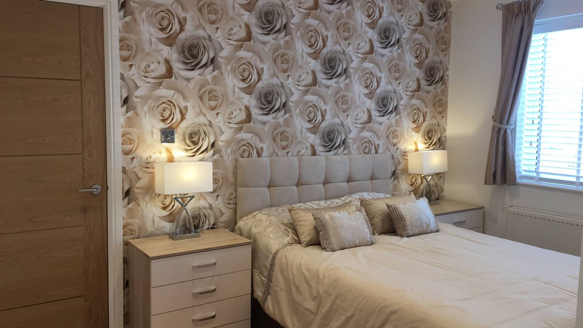 Barton-on-Sea Apartment | New Forest Barton-on-Sea cliff top, ground floor, garden apartment. 'Bayside'.