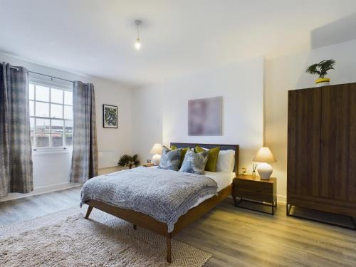 Cheltenham Apartment | New Fresh Central Wifi Skyline