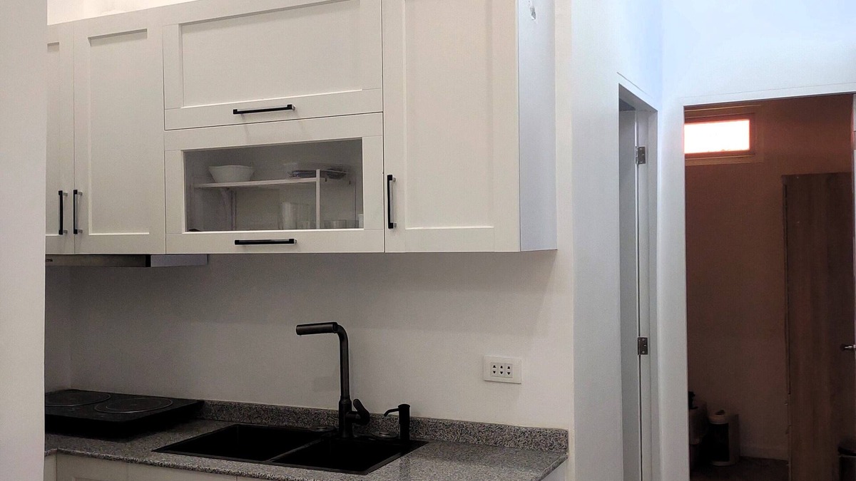 Sampaloc Apartment | New Furn 1 Br/1 Bath/Kitchen, Manila-Univ Belt, AC, Hot water, Wifi, Netflix -u1