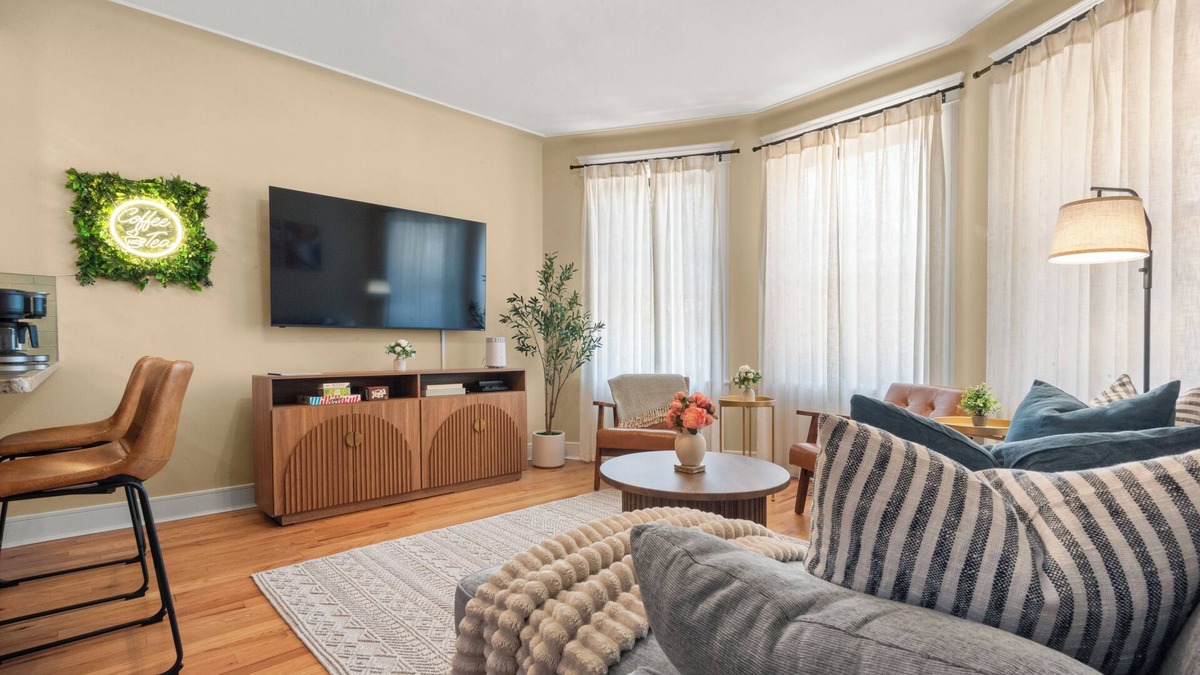 The Heights House | New Furnished 2B2B House with Outdoor Grill Deck