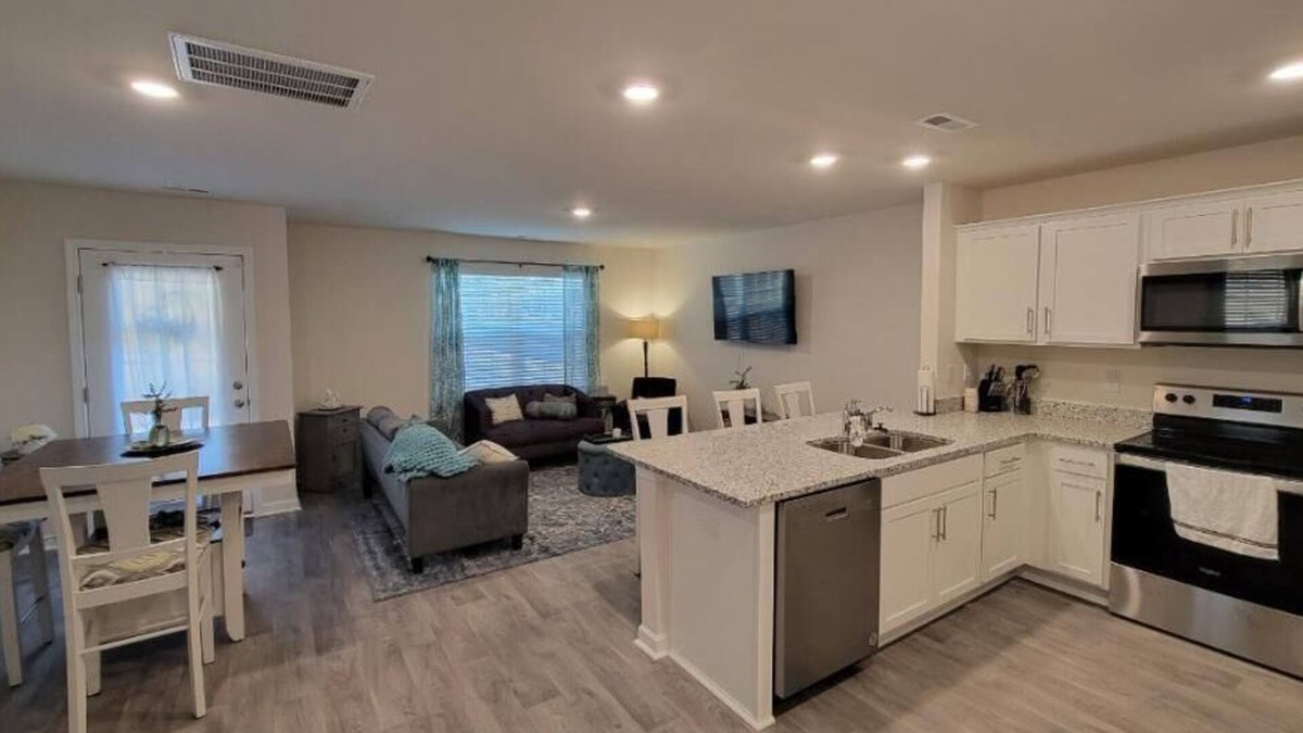 Carthage House | New Furnished Townhome Near Hospitals & Golf