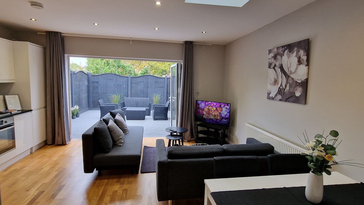 Cricklewood House | NEW! Glorious 2 Bedroom Apartment with private garden
