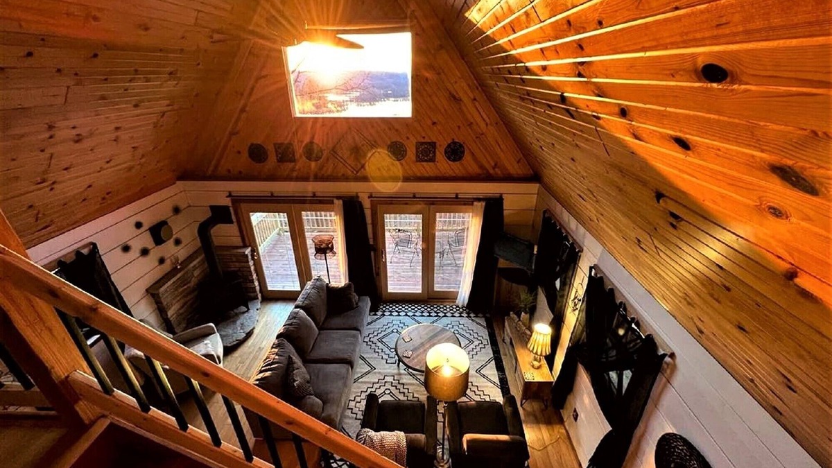 De Soto Cabin | NEW! GRAND VIEW - Rustic Ridge Chalet, hot tub, river view, privacy
