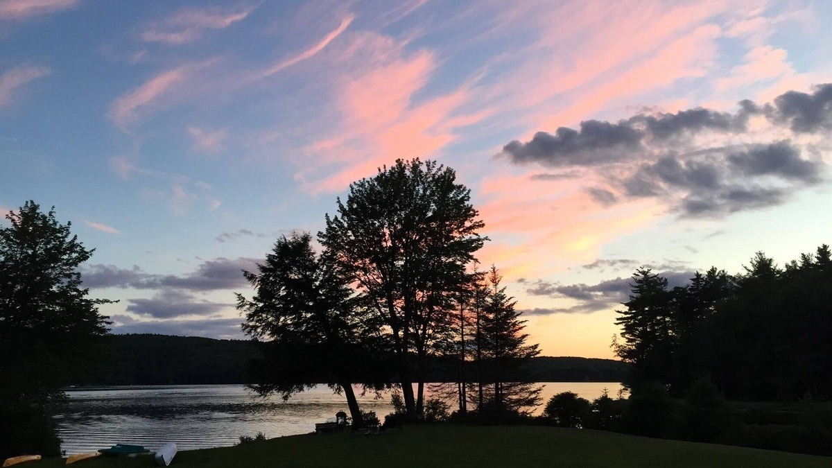 Washington House | New Hampshire lakefront cottage in private association.