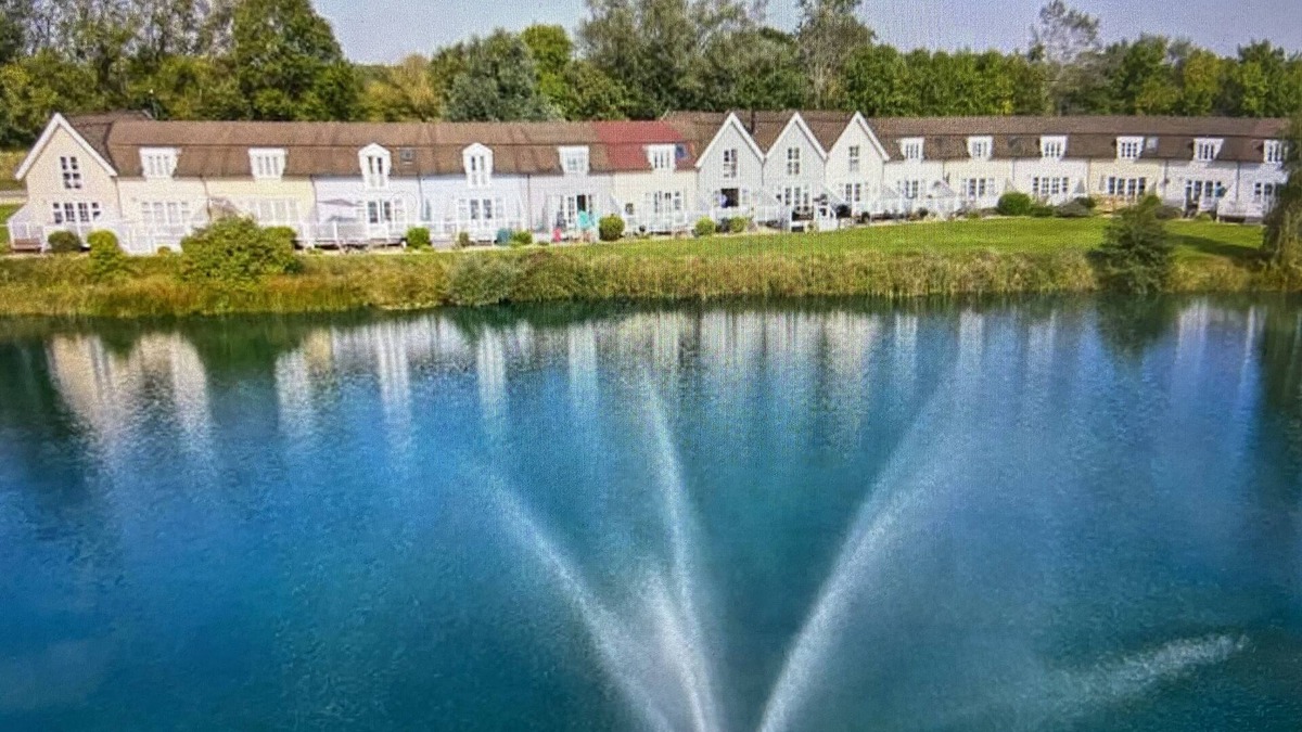 South Cerney Cottage | New Hampton style house on Cotswold lake -sleeps 6