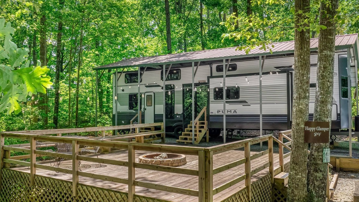 Fort Payne House | NEW Happy Glamper RV with large fire pit and deck! Cal King Bed | WiFi| Hammock