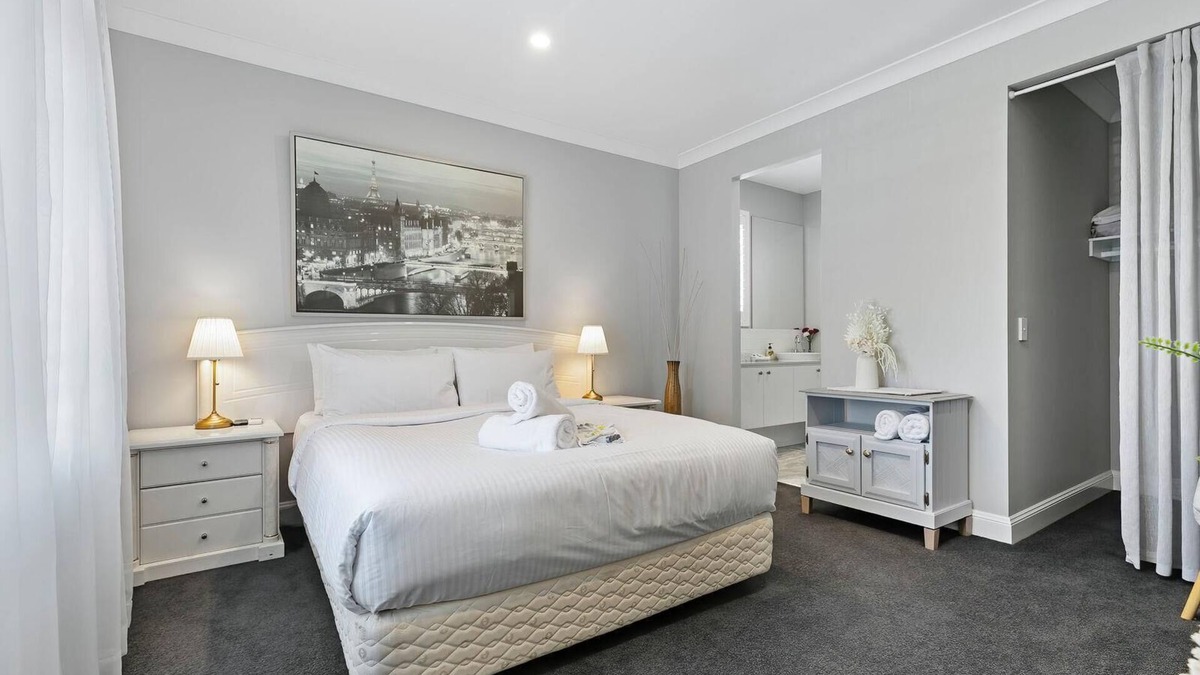 Banksia Beach House | New Haven - Eiffel Tower Suite