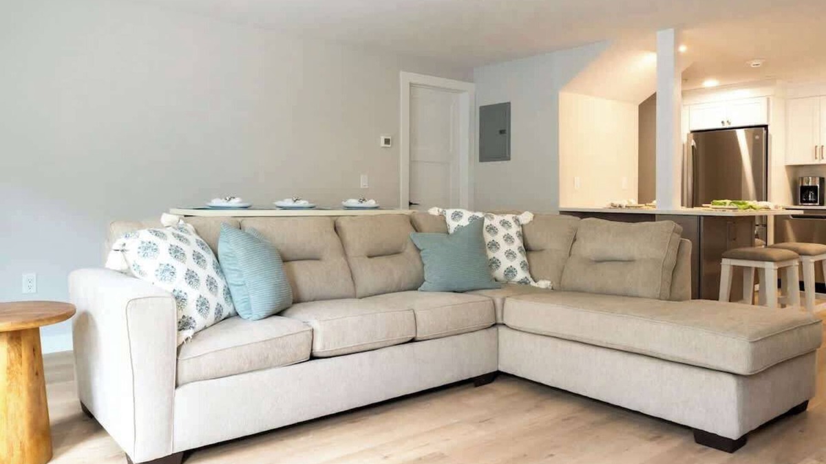 Newport Apartment | NEW! Heart of downtown 2bed 2bath