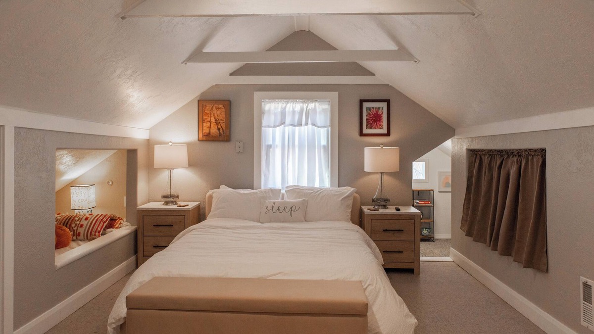 Heber House | NEW! Heber Base Camp Escape - Sleeps 7, Fire Pit, A/C, Super Cute, Mature & spacious yards