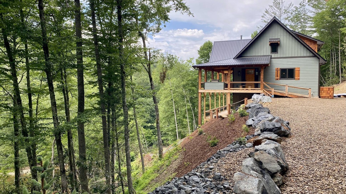 Burnsville House | New Home on South Toe River, Pet Friendly