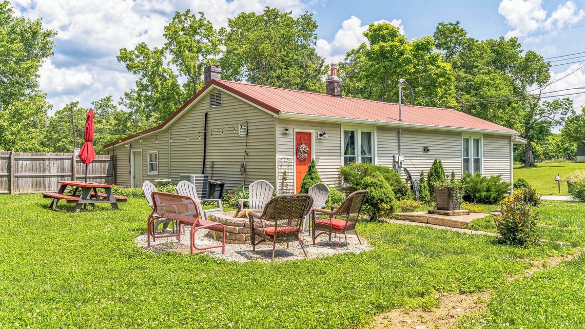 New Hope House | New Hope Bourbon Stop- historic home, peaceful spot in heart of Bourbon country