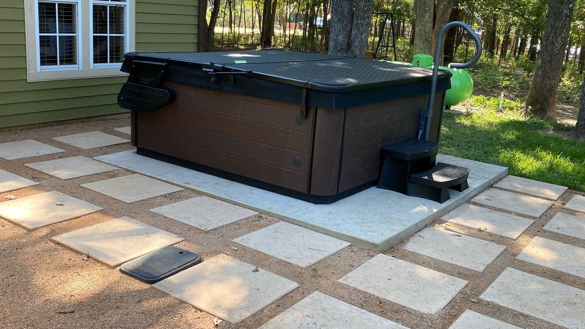 Enchanted Oaks House | New Hot Tub! Beautiful 1.6 Acre Lake House on Secluded Cove