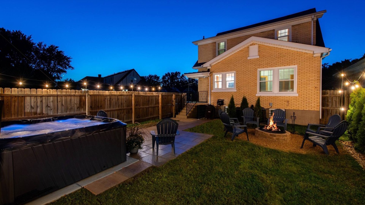 Schnitzelburg House | NEW Hot Tub, Expo, King Beds, Downtown, Churchill