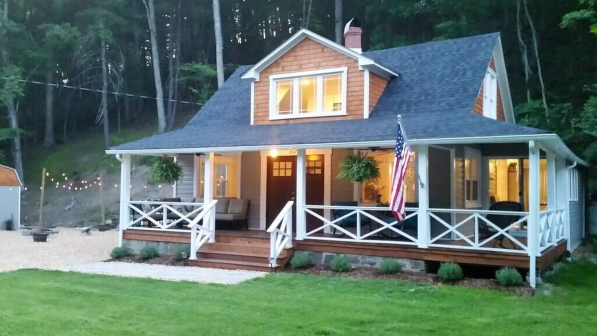 Capon Springs House | New Hot Tub! Next to resort with spa and golf!