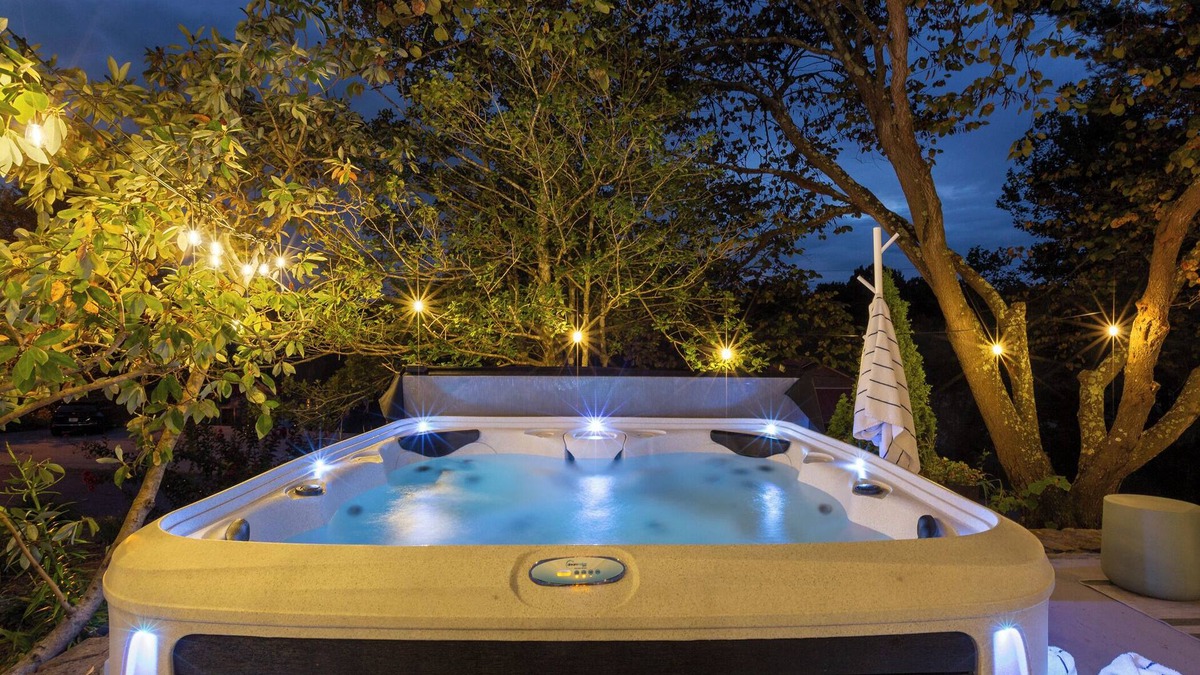 Shelbyville House | NEW: Hot Tub, Pool, Fully Loaded, 10 min to Bulleit, Between LOU and LEX.