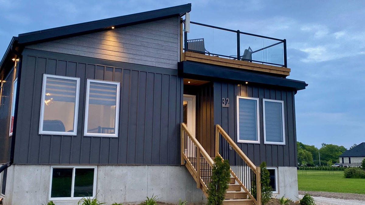 Port Albert House | NEW HOT TUB, ROOFTOP PATIO AND ENHANCED LAKE VIEWS! Dogs are welcome!