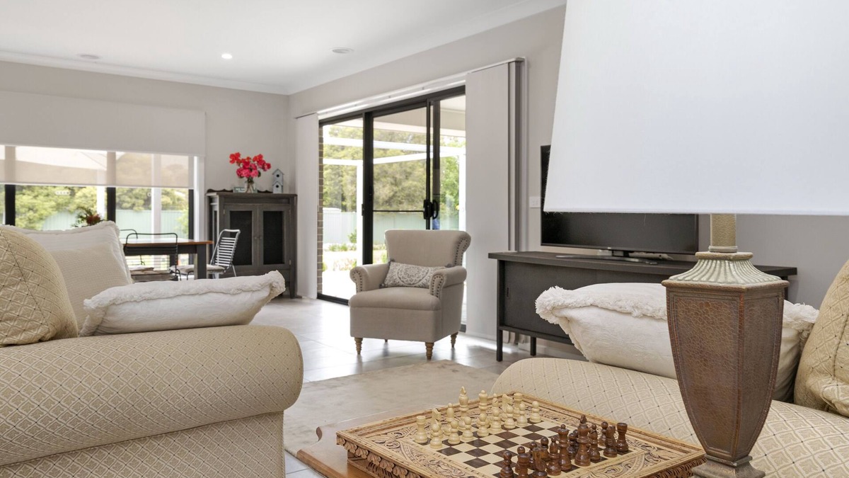 Euroa Villa | New house 3 Queen Rooms with 1 Ensuite plus bathroom - Maximum of 6 Guests.
