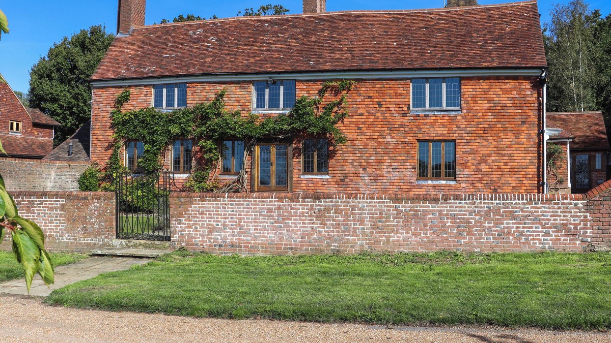 Ewhurst Green Cottage | NEW HOUSE FARM, pet friendly, with open fire in Bodiam