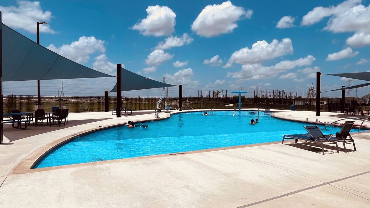 Southside House | New house/Lackland Air Force Base at 9 min/3 bdr/King size/Pool/Grill/