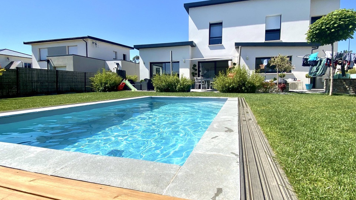 Le Relecq-Kerhuon House | New house with swimming pool