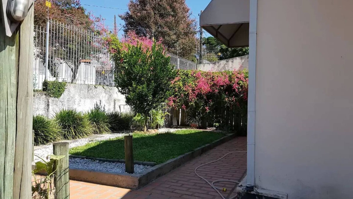 Parolin House | New house with several car parking