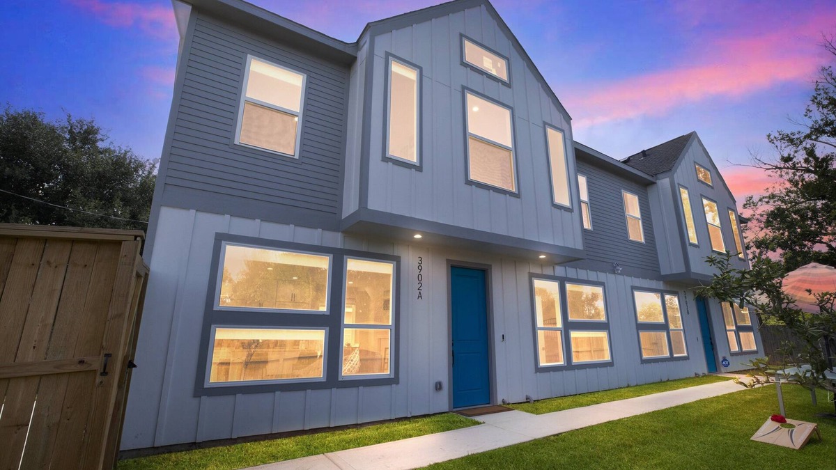 Southeast Houston House | NEW! Houston Cozy Retreat | 3BR 3BA | Downtown Views