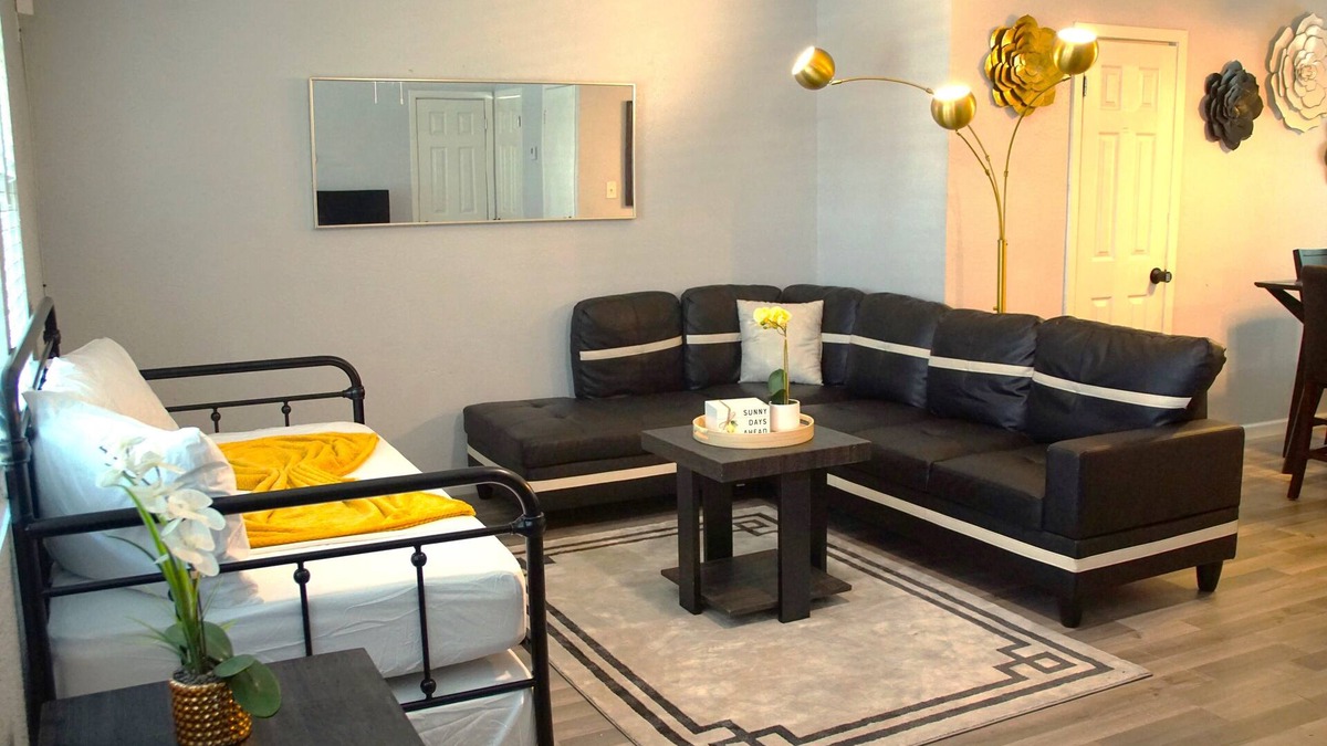 Northeast Houston House | New Houston Home! Sleeps 10-12, Near Downtown, 4 Car Parking