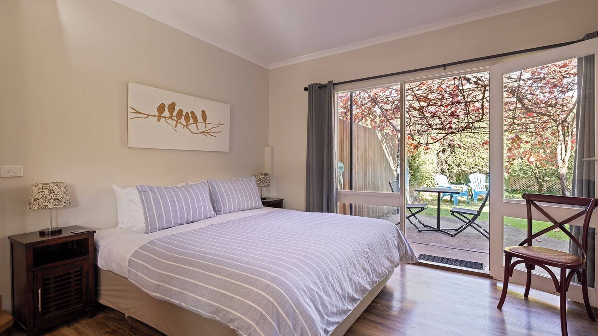 Bright Apartment | NEW Ideal for Couples and Pets-fenced garden-pets welcome inside-walk to town