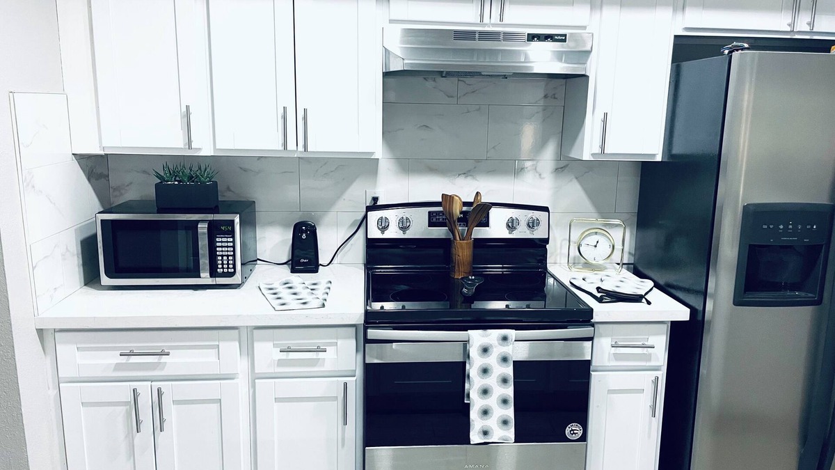 Glendale House | New & Improved Lovely 3-bedroom house in Glendale with WiFi, Pool & Mini Golf