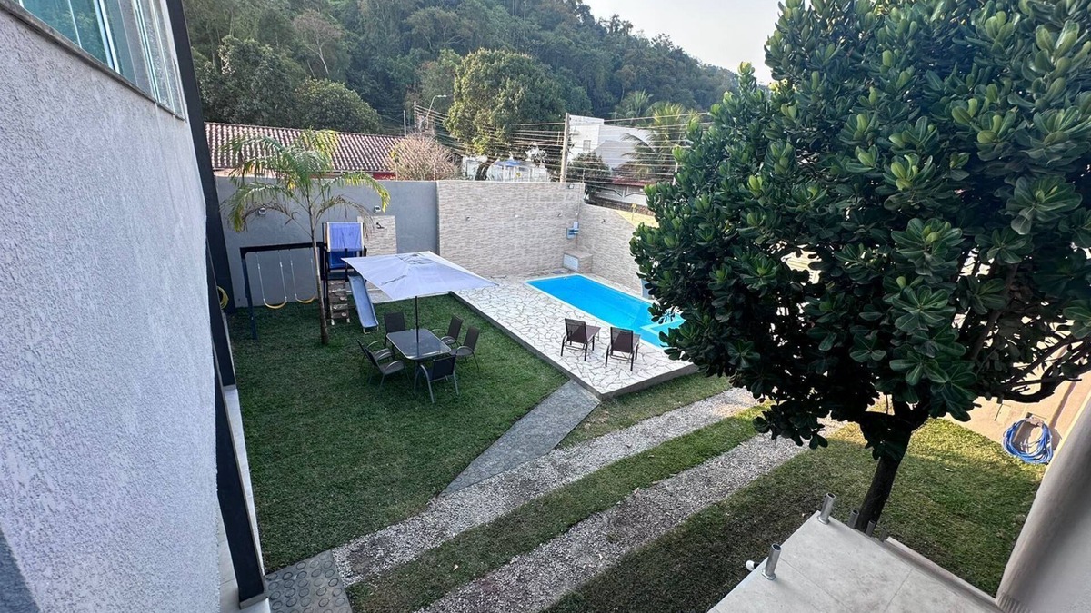 Jardim California House | New in the center of Caraguatatuba, with swimming pool and air conditioning.