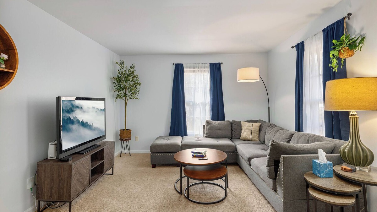 East Forest House | New! Introductory Rate! Modern 2-bedroom Retreat in MORA, great location!