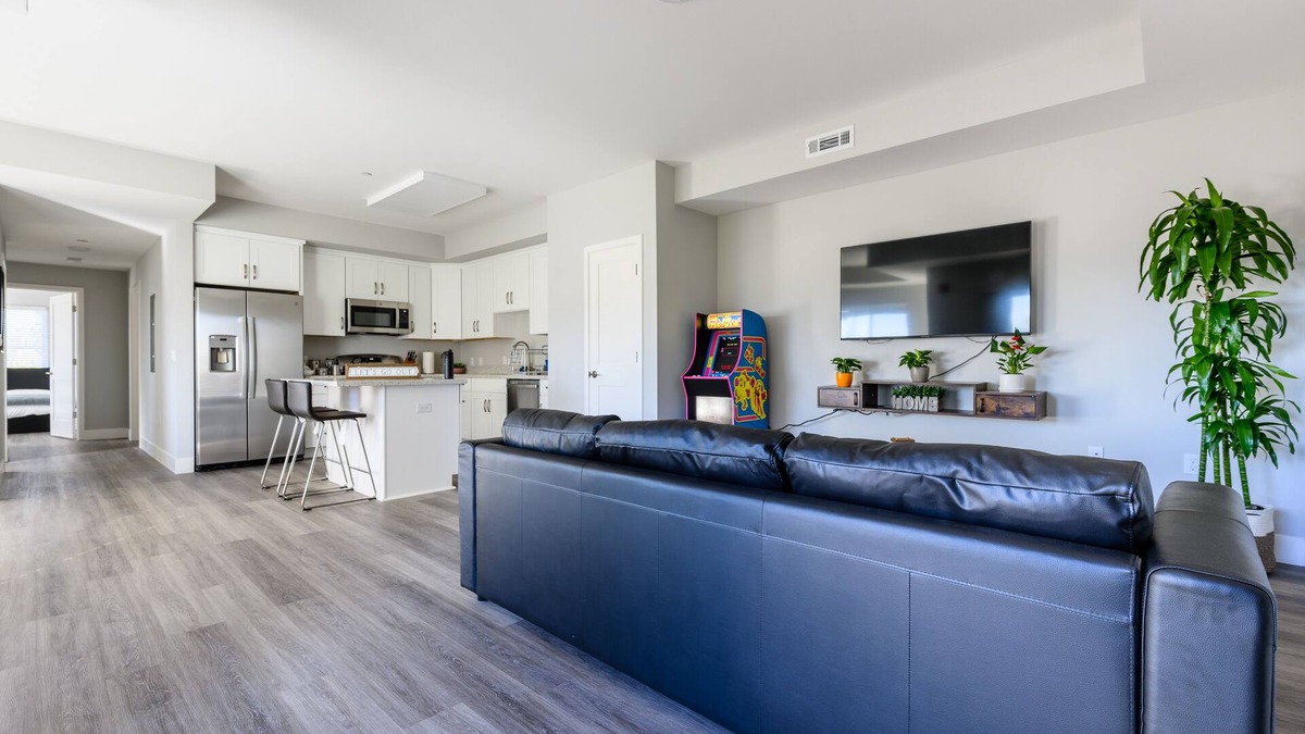 Campbell Apartment | NEW King bed Apt w/fast WI-FI, centrally located!