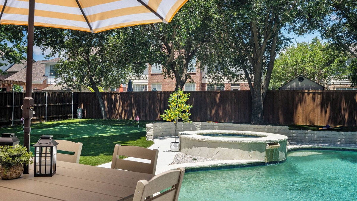Flower Mound House | NEW King Bed Citrus Serene on Flower Mound