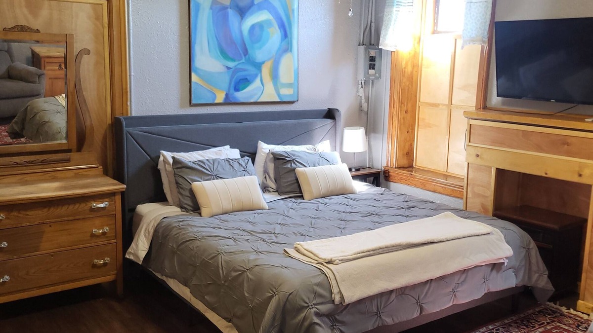 Del Norte Apartment | NEW King Bed Downtown Del Norte Apartment
