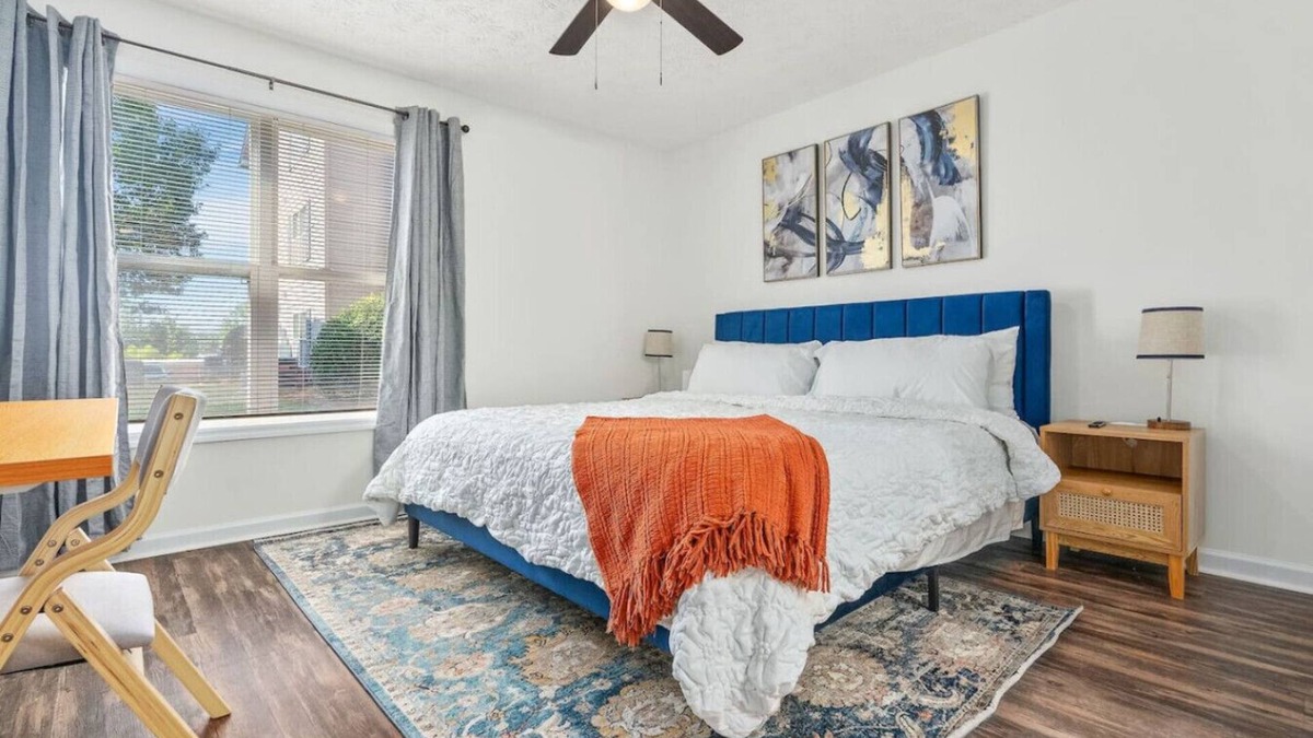 Auburn Apartment | New King Bedroom inside a 4 BR Condo 2 Mins to Downtown & Stadium