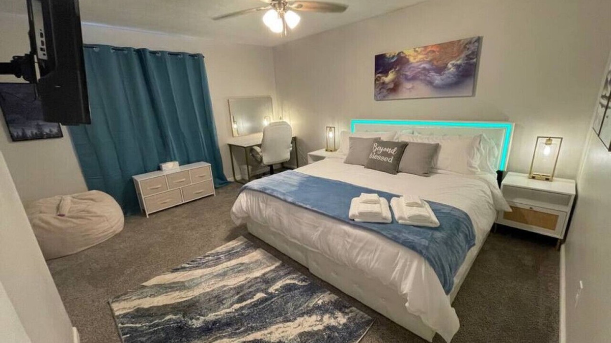 Commerce Apartment | ⚡NEW! King Beds, 86" Roku TV, Firepit & Grill⚡