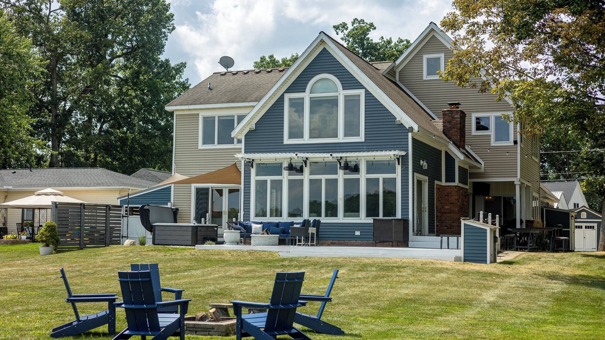 Brooklyn House | New l Lake Front House l Hot Tub