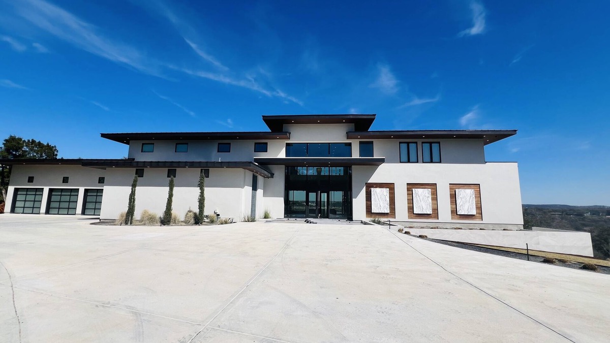 Greenshores House | New Lake Estate: Pickleball, Tennis, Pool on site. Great for SXSW, ACL, F1, Golf
