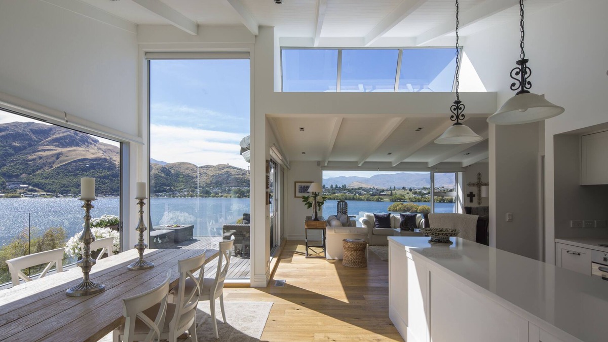 Kelvin Heights House | NEW: Lakeside + Mountain Views, Stylish Home, 3.5kms to Remarkables Ski field