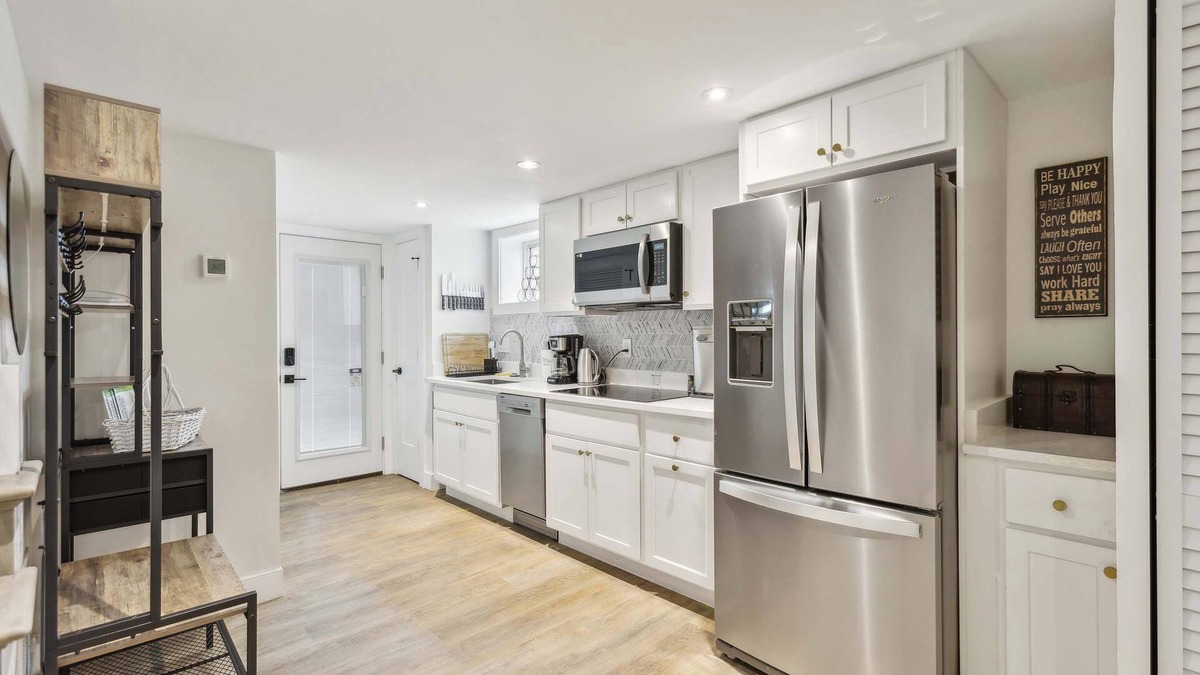 Northeast Apartment | New Large & Bright Arboretum/H-Street/Cap Hill 2BR
