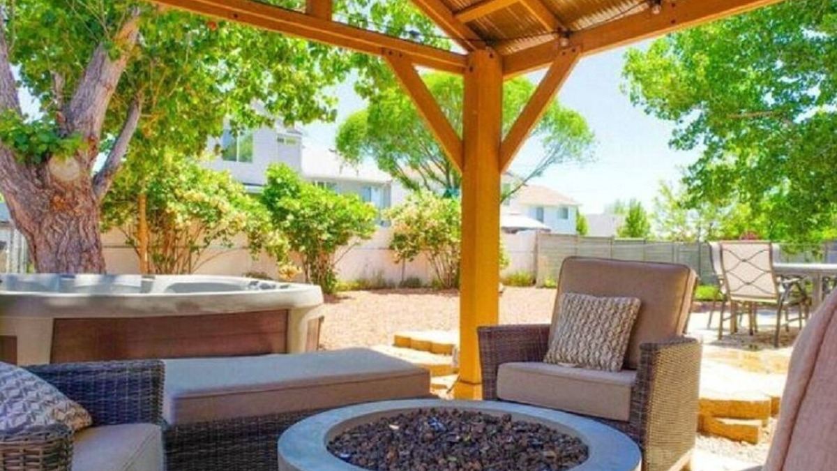 Roy House | NEW Large Updated Home+Huge Fully Fenced Yard+Hot Tub+Gazebo+BBQ+Outdoor Dining!