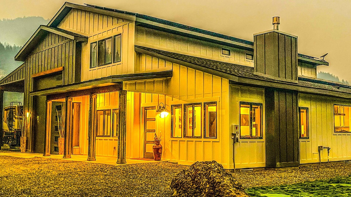 Naches Apartment | NEW LISTING! 1 bedroom, 1 bath loft apt above our beautiful Modern Farmhouse