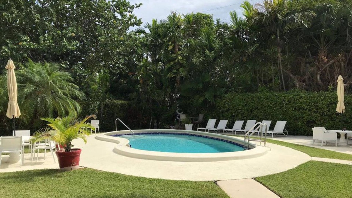 Central Beach Condo | NEW LISTING! 2 bdrm/1 bath. 5-min walk to Beach. Pool & Parking