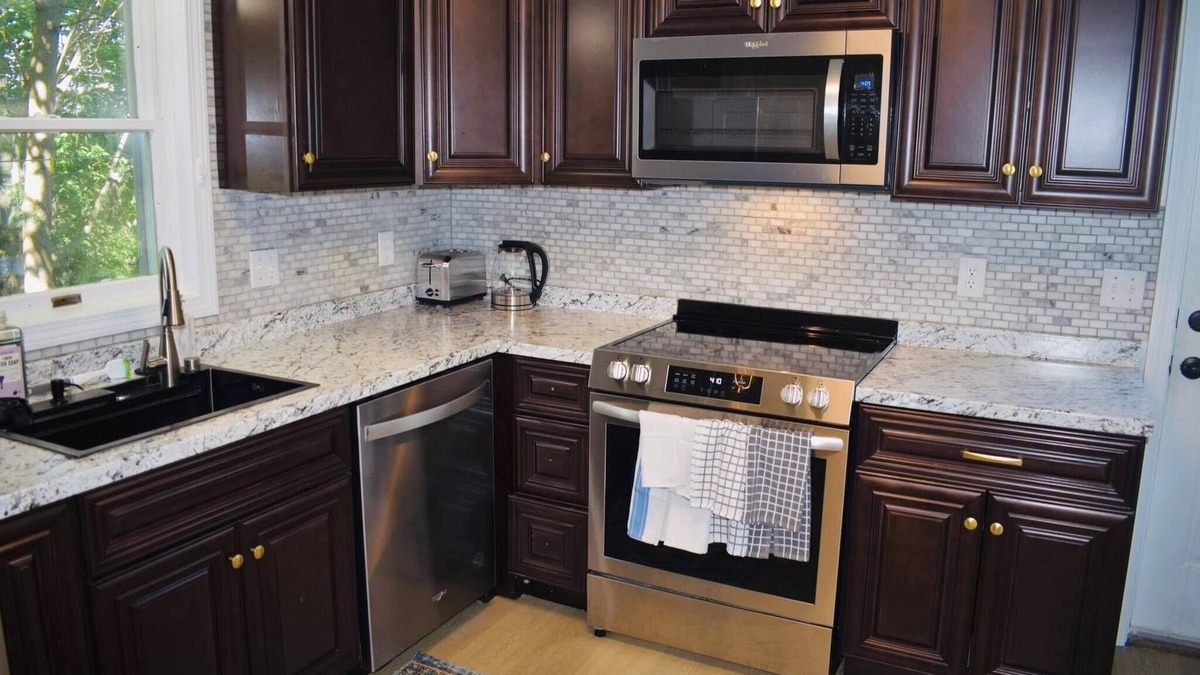 East Deering House | NEW LISTING! 2-bedroom house in Portland FREE parking. 5 Min to downtown.